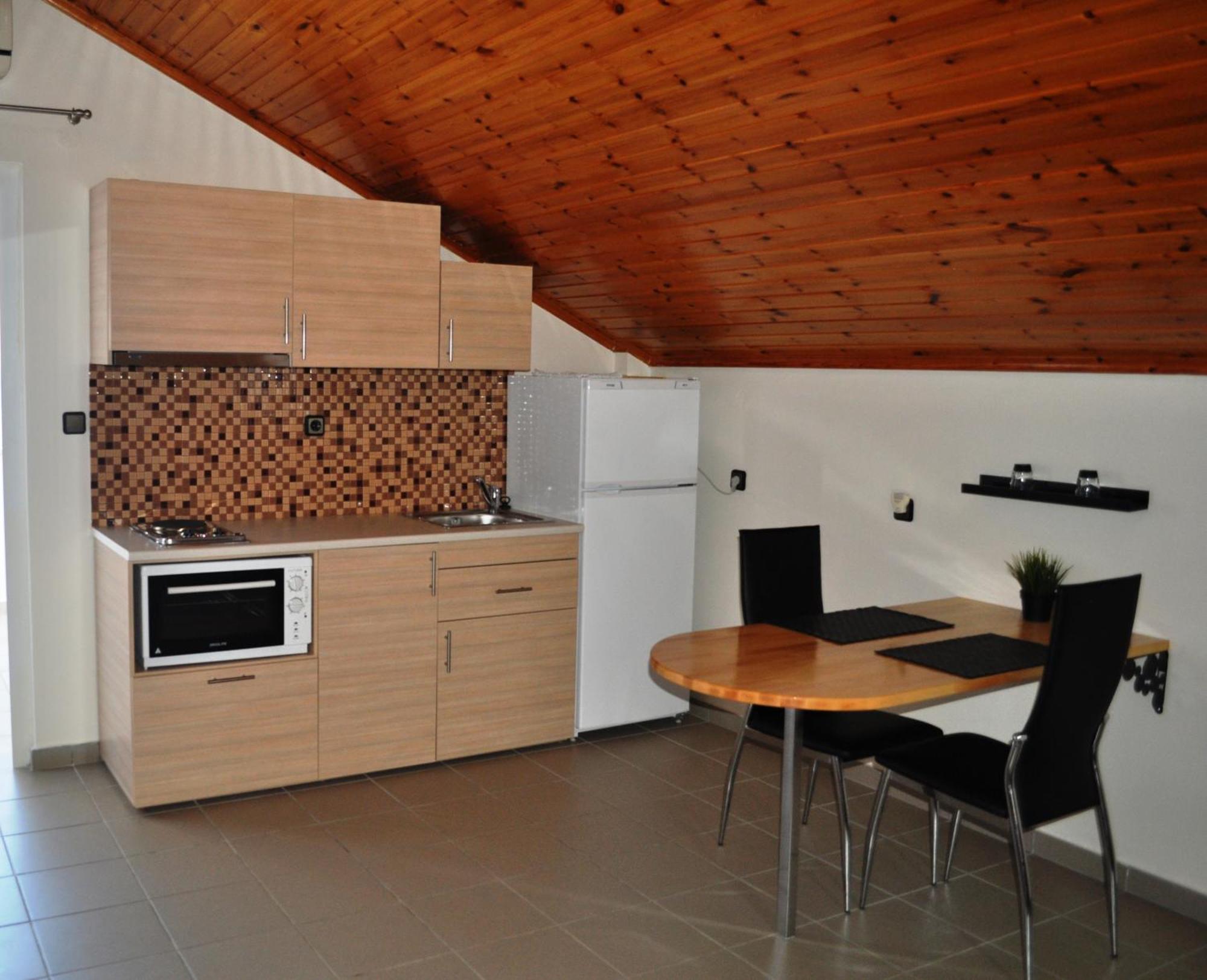 Mari-Christi Apartments Порос Экстерьер фото